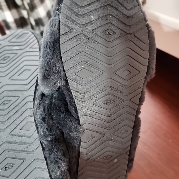Tom's Gray Plush slippers. Size 9 - Picture 7 of 7